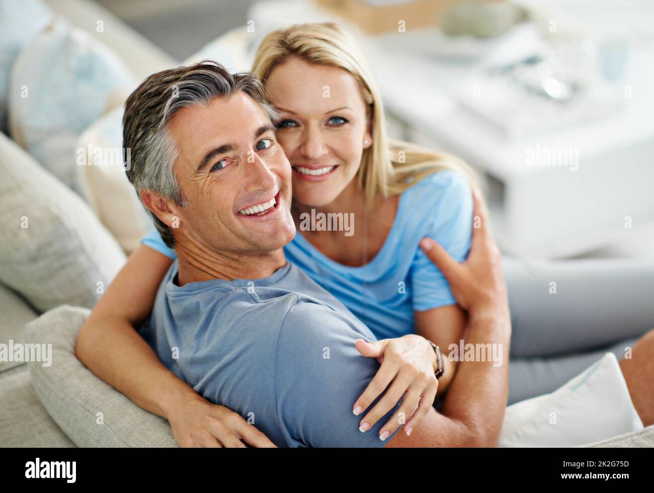 Profitez d'un après-midi pour nous. Portrait d'un couple affectueux et mûr  se détendant à la maison Photo Stock - Alamy
