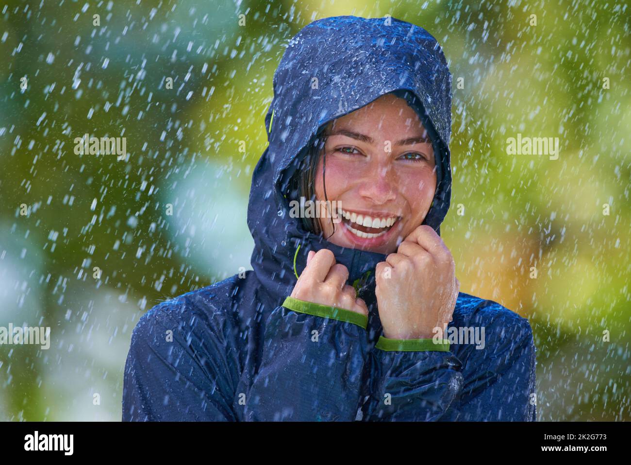 Elle aime la pluie. Photo courte d'une jeune femme debout avec joie sous la pluie. Banque D'Images