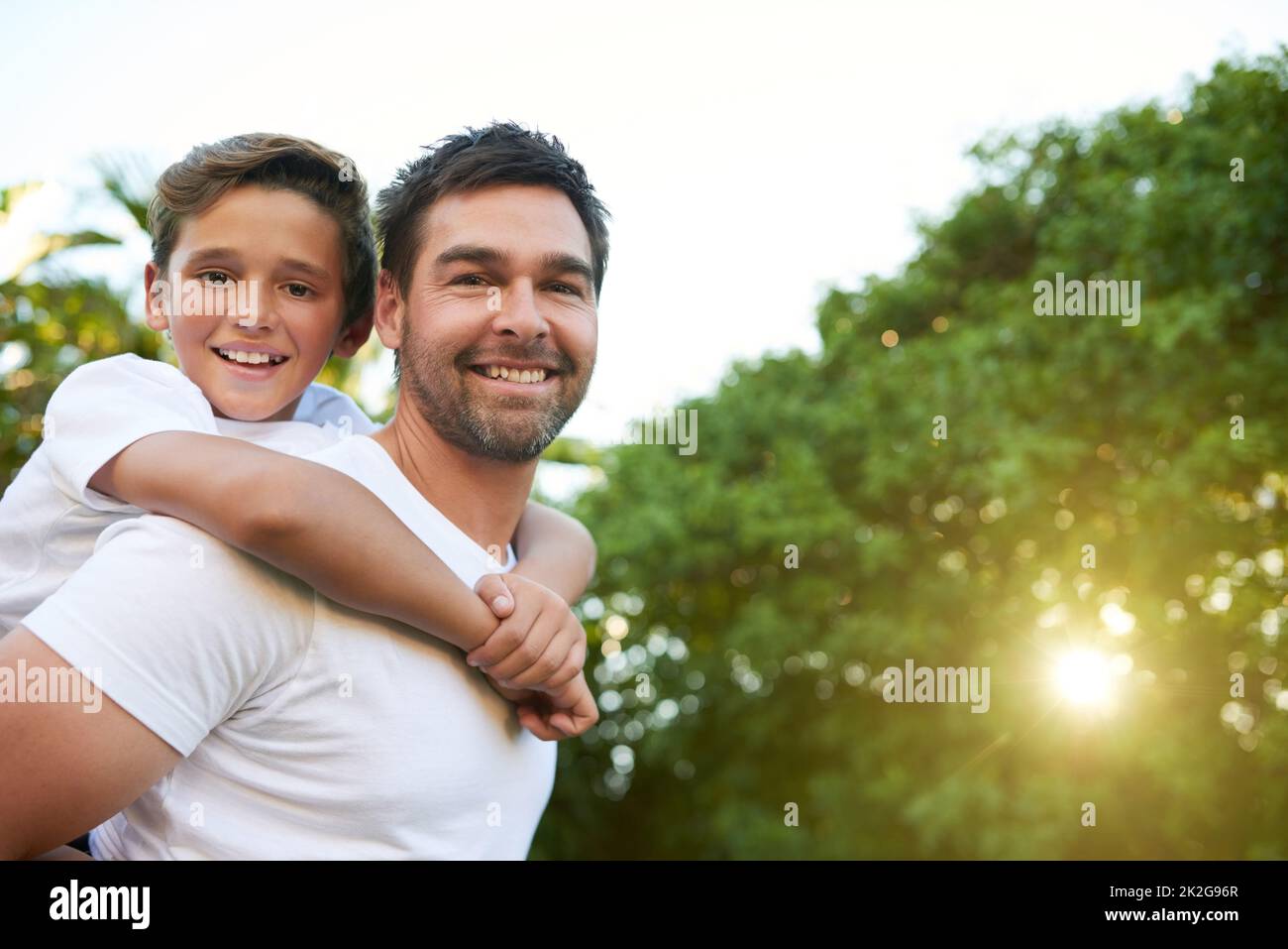 Profitez de la journée avec votre père. Photo courte d'un jeune père affectueux et de son fils. Banque D'Images