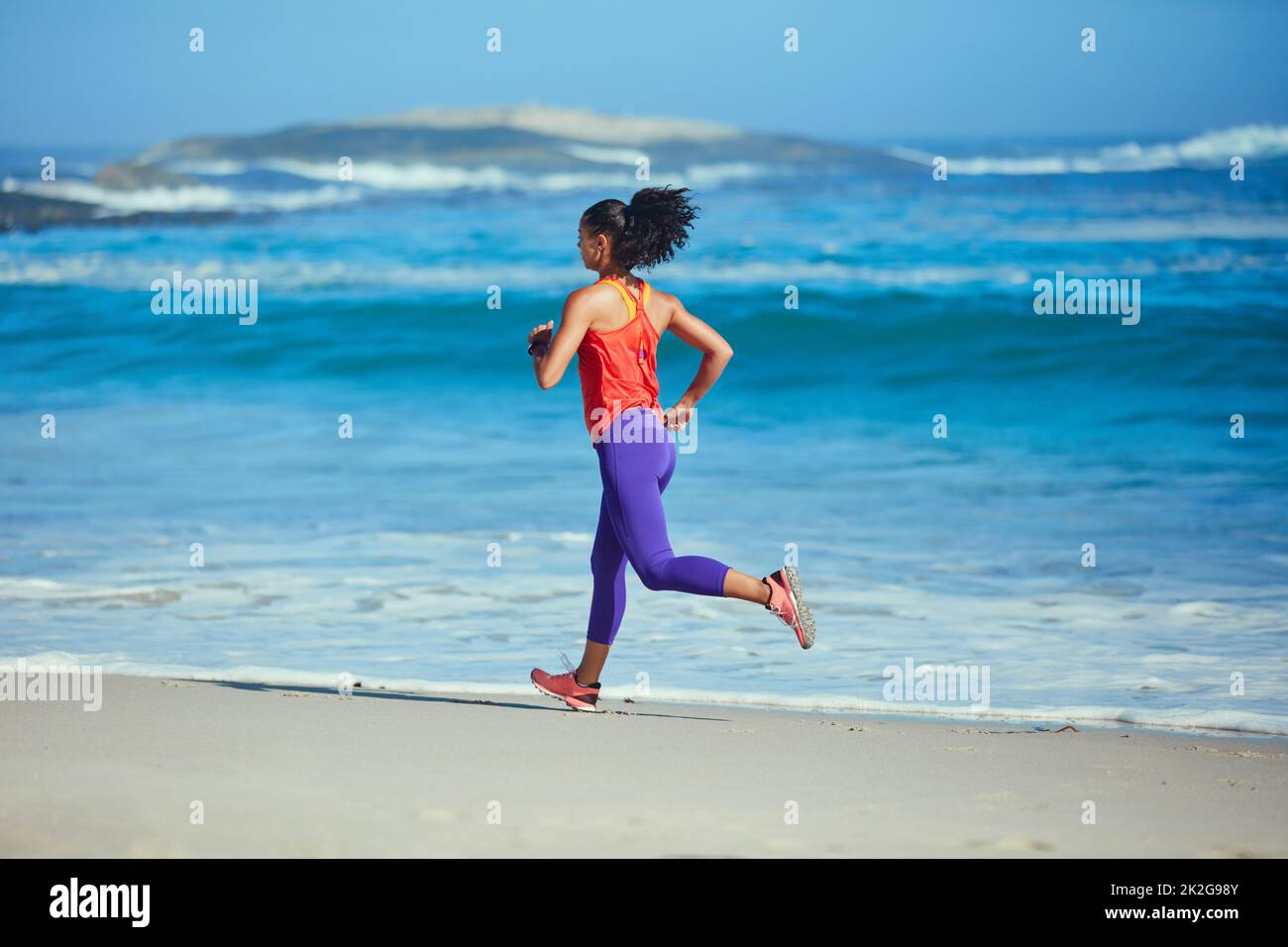 Courir avec une vue est beaucoup mieux. Photo d'une jeune femme sportive sur la plage pour sa course du matin. Banque D'Images