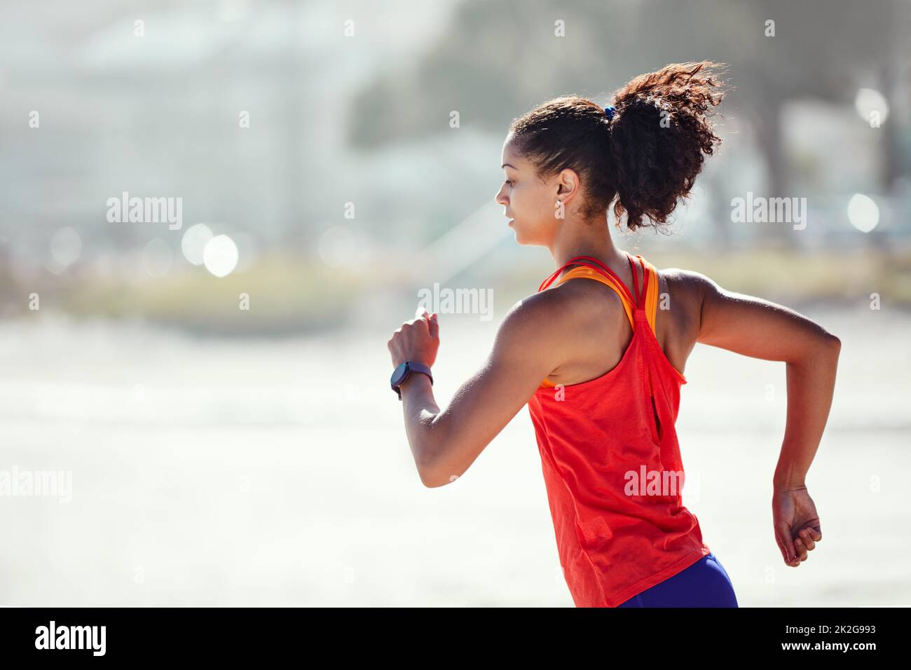 Ne rêvez pas de gagner, entraînez-vous pour ça. Photo d'une jeune femme sportive sur la plage pour sa course du matin. Banque D'Images