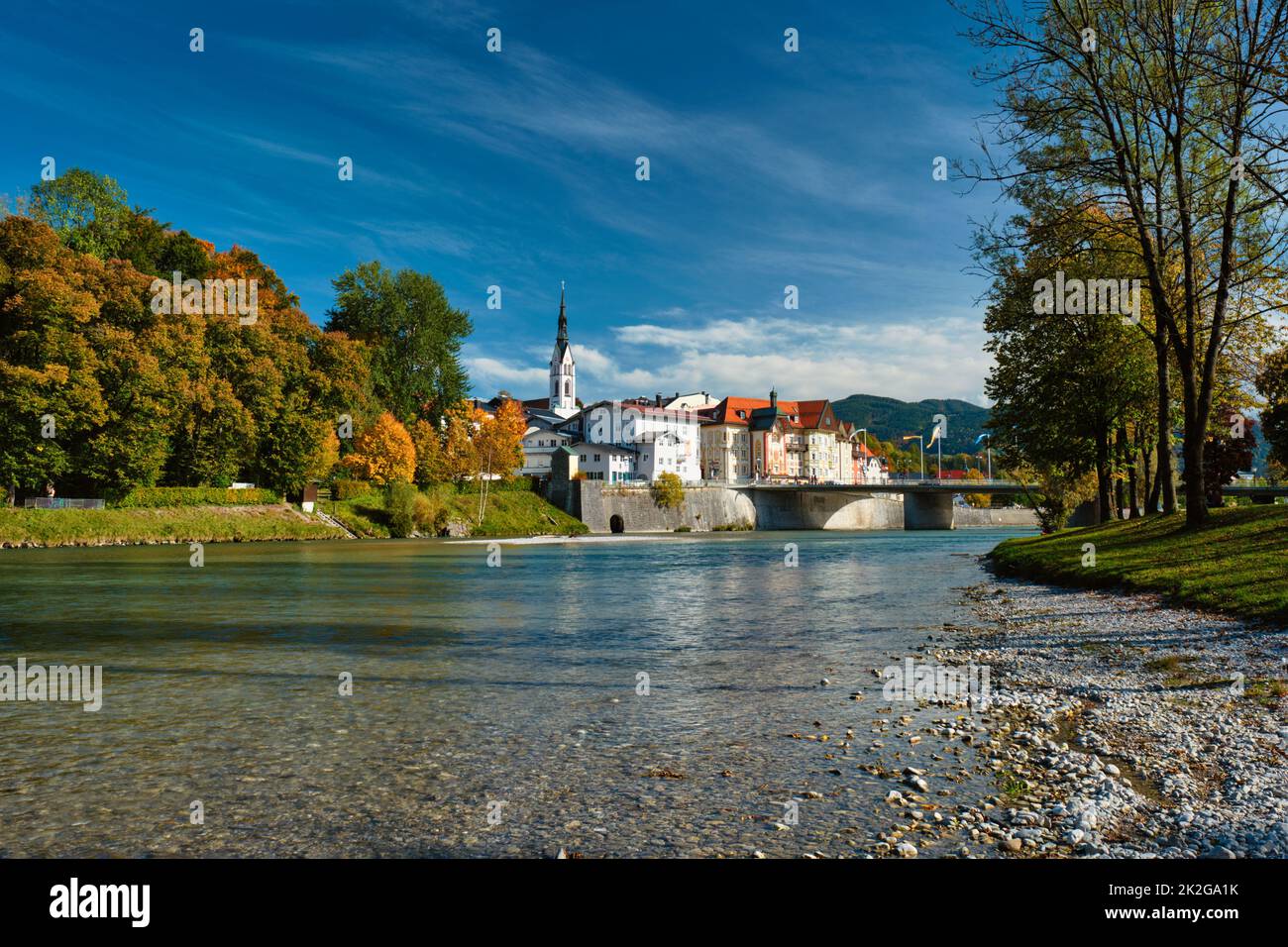 Bad Tolz - pittoresque station balnéaire de Bavière, Allemagne en automne et Isar Banque D'Images