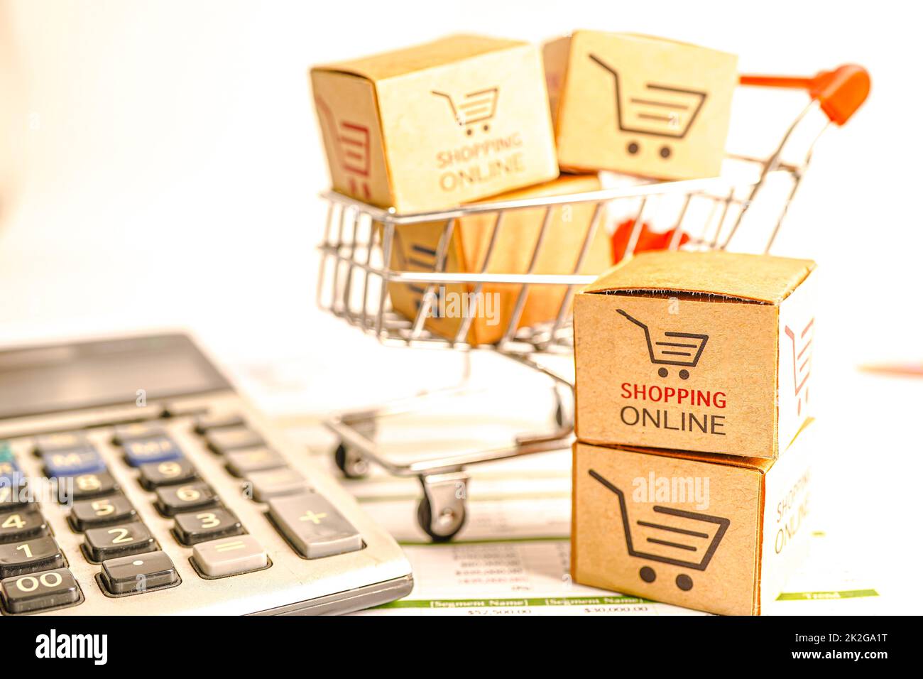 Achat en ligne, panier sur calculatrice, import export, finance commerce. Banque D'Images