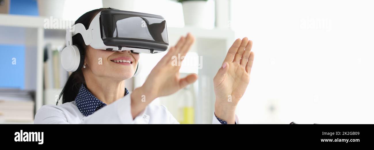 Médecin portant des lunettes virtuelles en réalité virtuelle en laboratoire Banque D'Images