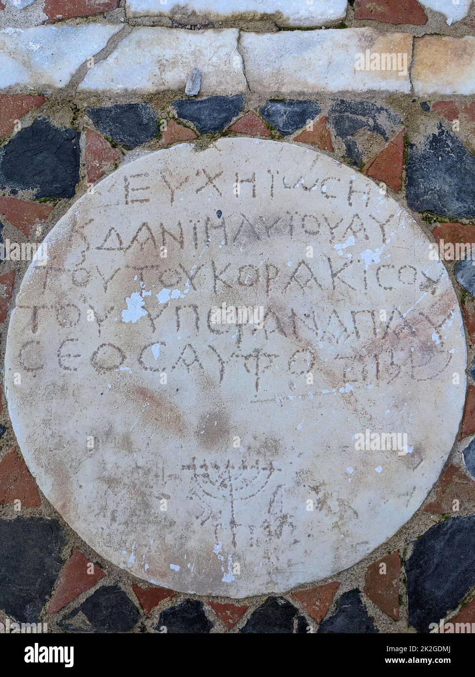 6971. Synagogue datant c. 6th. C. de Side, dans le sud de la Turquie. Inscription de Greekand hébreu (Shalom) avec Menorah (candelabra) Banque D'Images