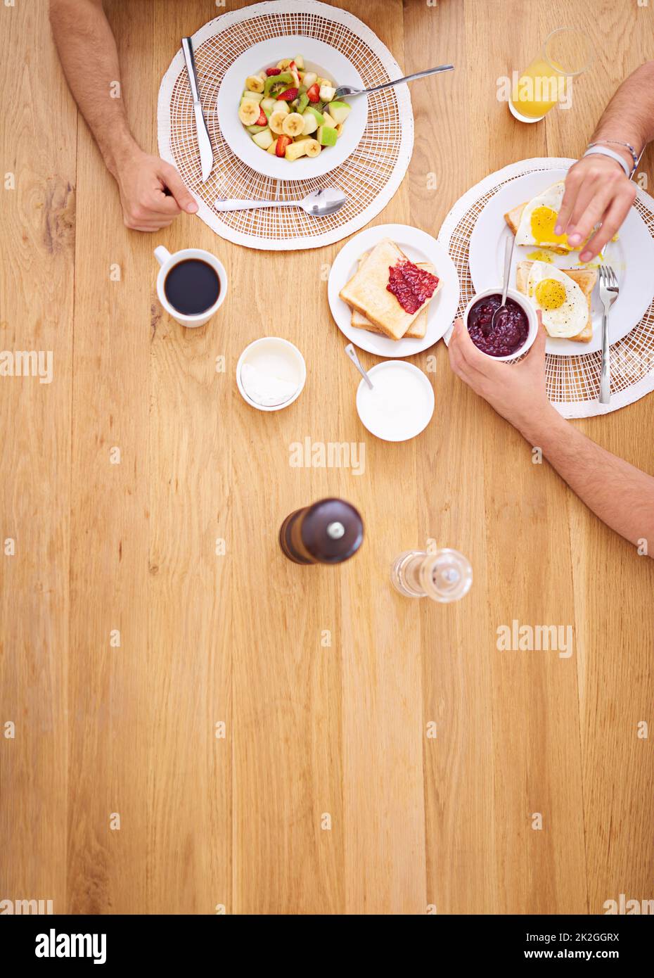 Commencez la journée par un petit déjeuner sain. Photo en grand angle de deux personnes prenant le petit déjeuner ensemble. Banque D'Images