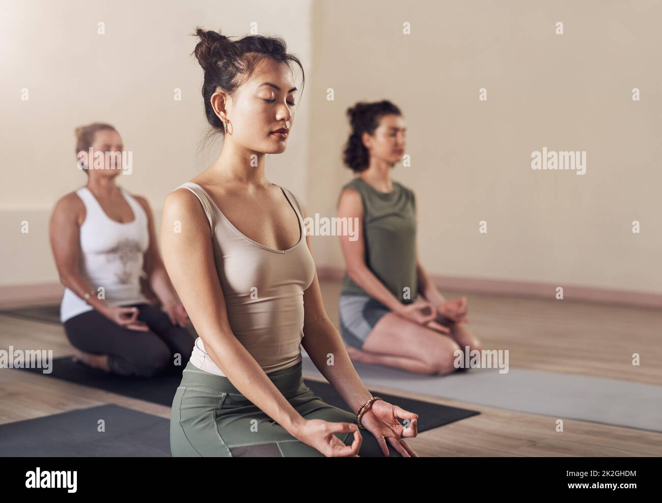 La méditation est un entraînement pour l'esprit. Photo d'une jeune femme attirante méditant dans un cours de yoga. Banque D'Images