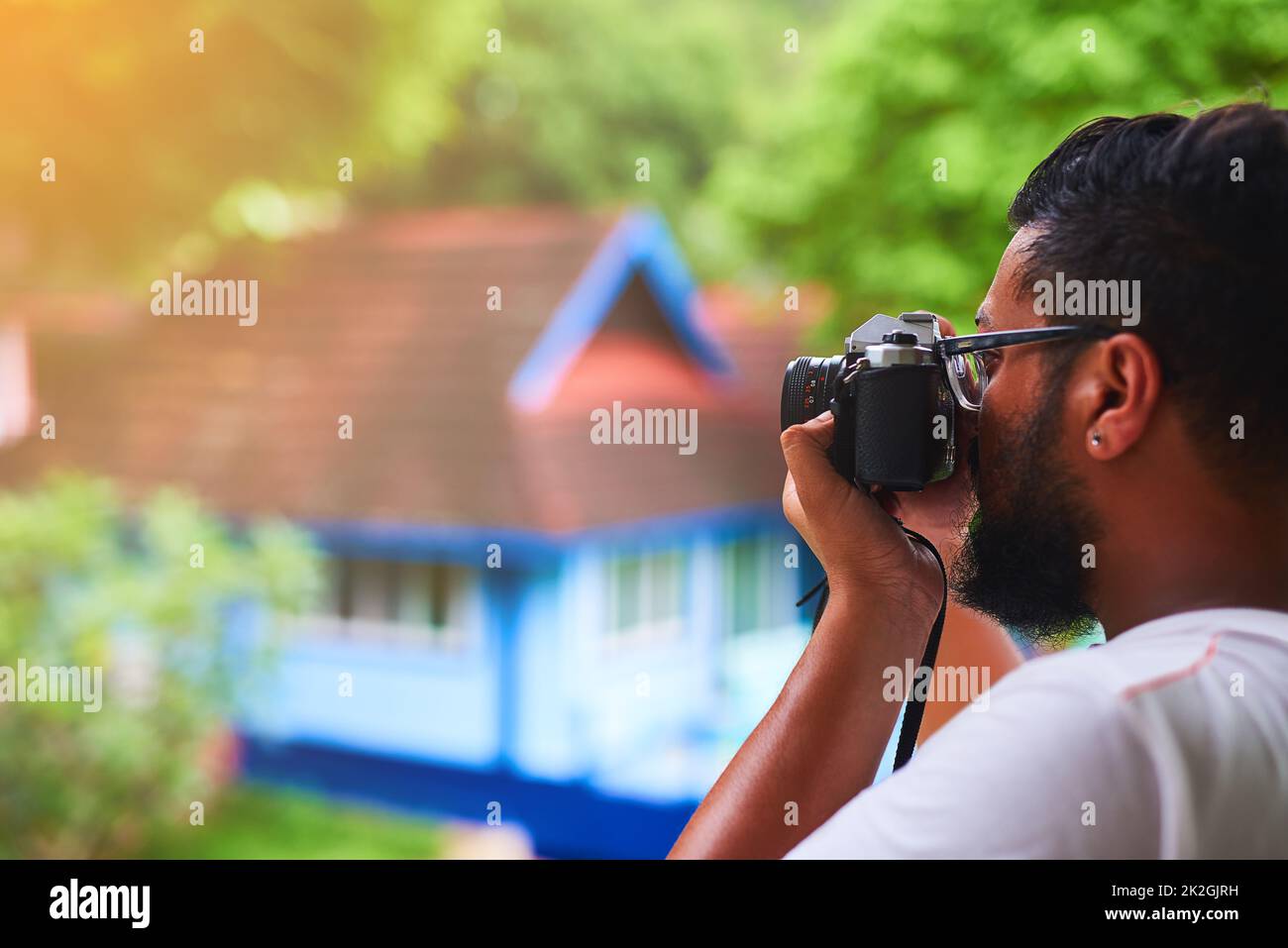 Il ne manque pas un moment. Photo d'un touriste non identifiable prenant une photo de son balcon. Banque D'Images