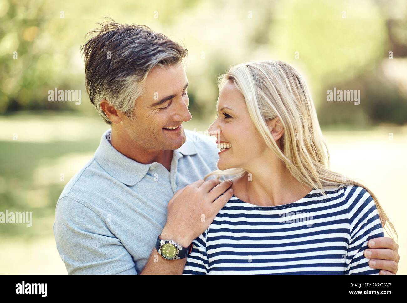 L'amour est dans l'air. Photo courte d'un couple affectueux et mature qui profite d'une journée dans le parc. Banque D'Images