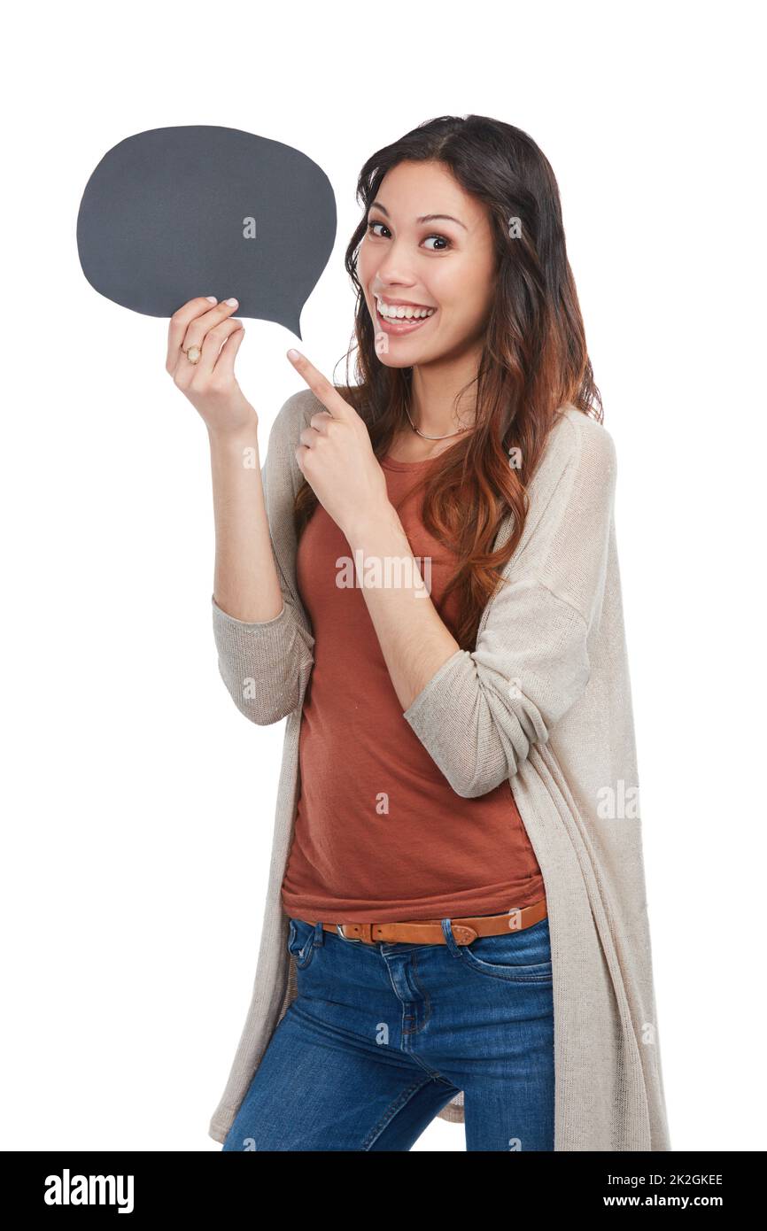 Es heureux de partager ses pensées. Portrait d'une jeune femme confiante posant avec une bulle de parole en studio. Banque D'Images