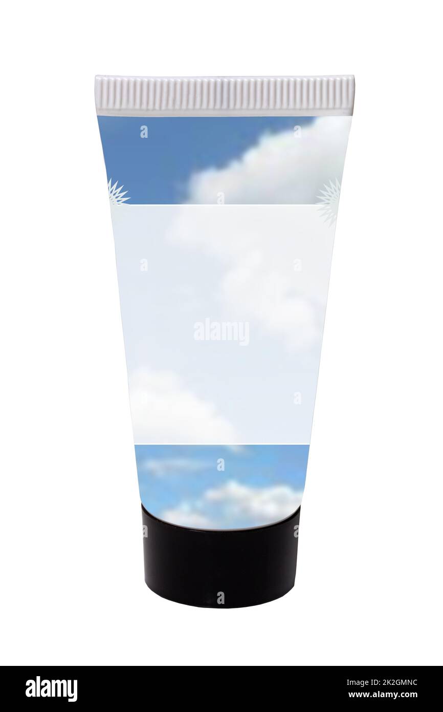 Contenant de produits de beauté. Gros plan d'un tube cosmétique lumineux avec une étiquette blanche transparente abstraite conçue et ciel bleu ciel nuageux pour votre propre produit et texte. Isolé sur blanc. Banque D'Images