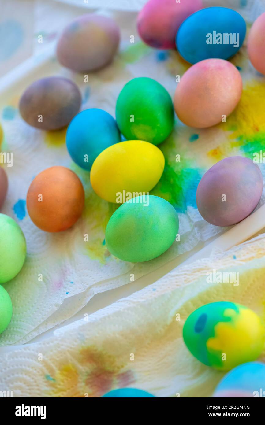 Les oeufs de Pâques colorés Banque D'Images