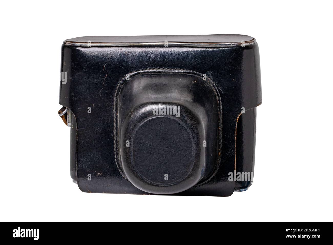 Gros plan d'un appareil photo de film vintage dans un étui en cuir noir ou une housse isolée sur un fond blanc. Masque. Sac en cuir pour protéger l'appareil photo ancien. Macro. Banque D'Images