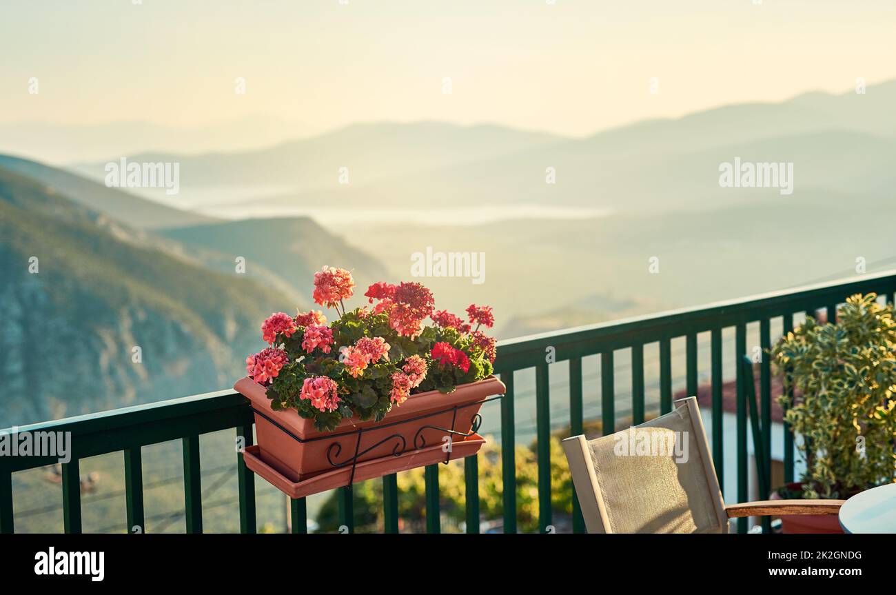 C'est mon point de vue tous les matins. Vue d'arrière-plan d'un beau paysage depuis un balcon en méditerranée pendant la journée. Banque D'Images