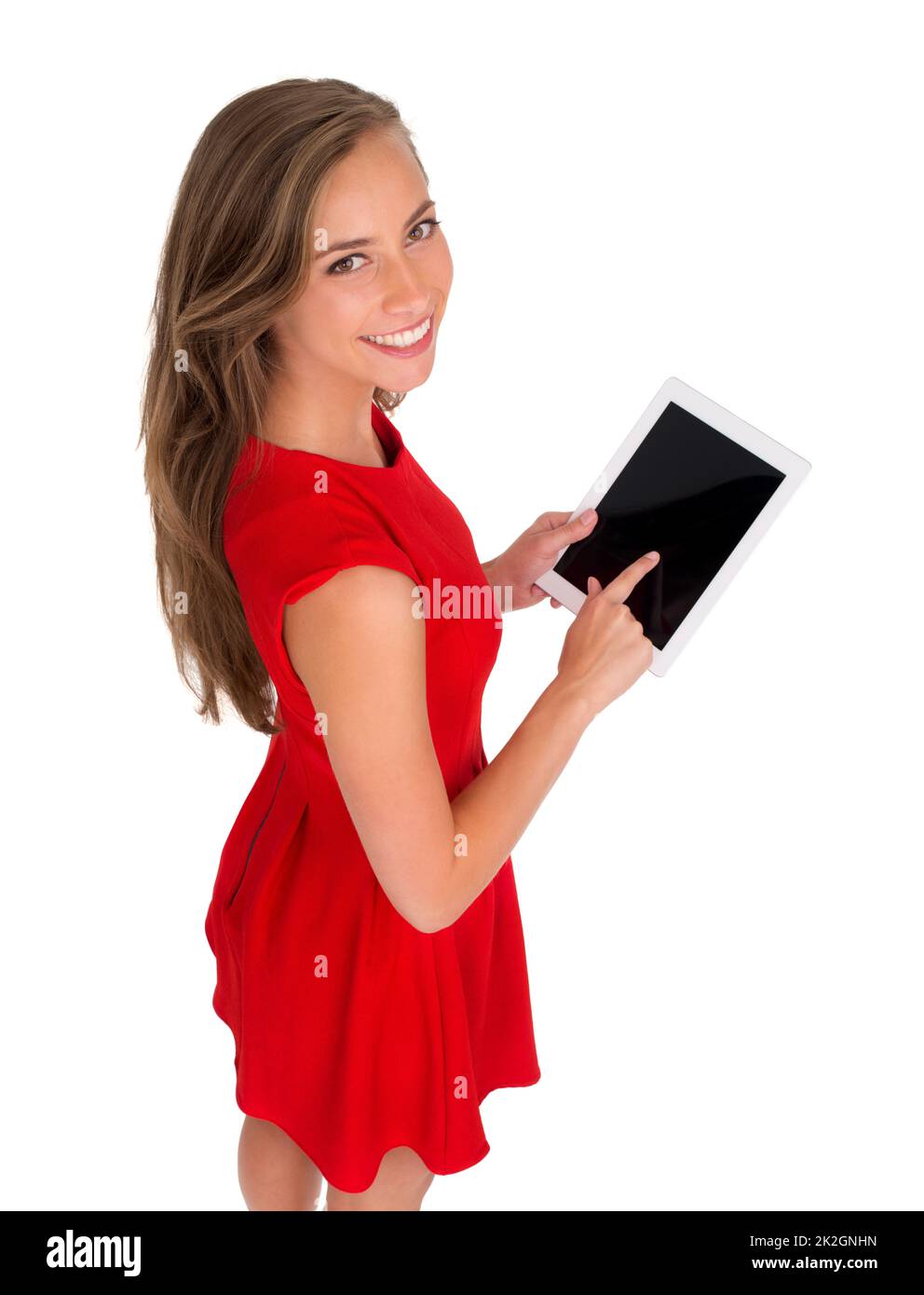 Je peux trouver tout ce dont j'ai besoin en ligne. Photo en grand angle d'une femme vêtue d'une robe rouge tenant une tablette numérique. Banque D'Images