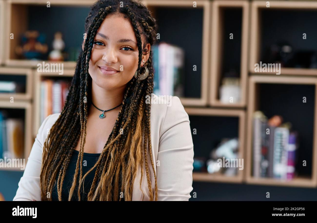 Parfaitement adapté à cette profession. Portrait court d'une jeune femme attrayante assise dans son bureau à domicile. Banque D'Images