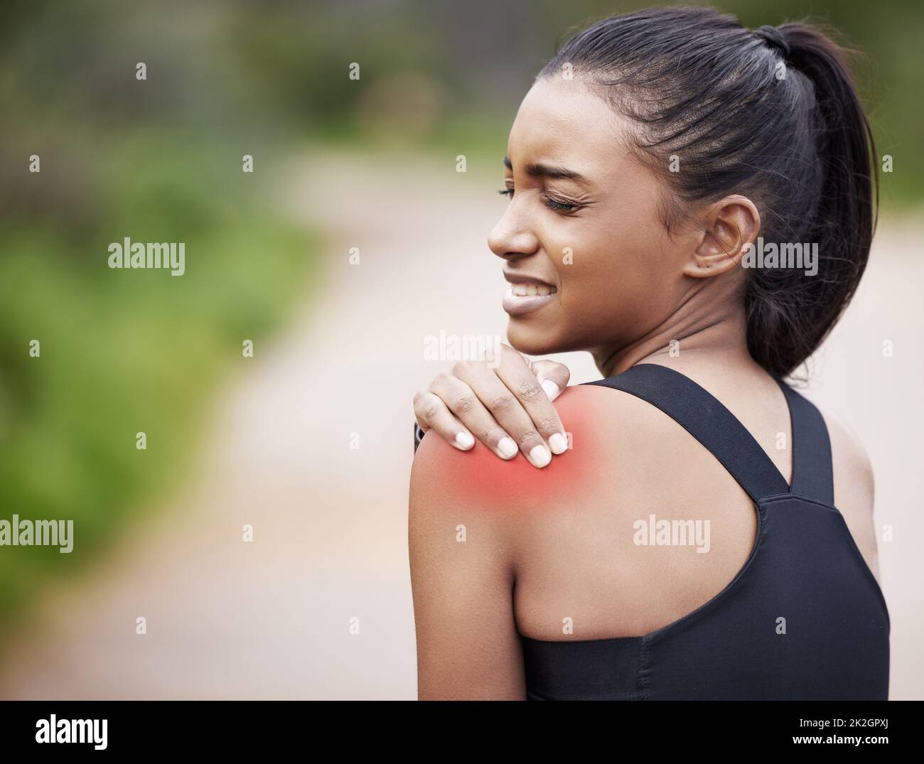 Ce muscle est tellement serré. Prise de vue d'une jeune femme sportive souffrant de douleurs aux épaules pendant l'exercice à l'extérieur. Banque D'Images