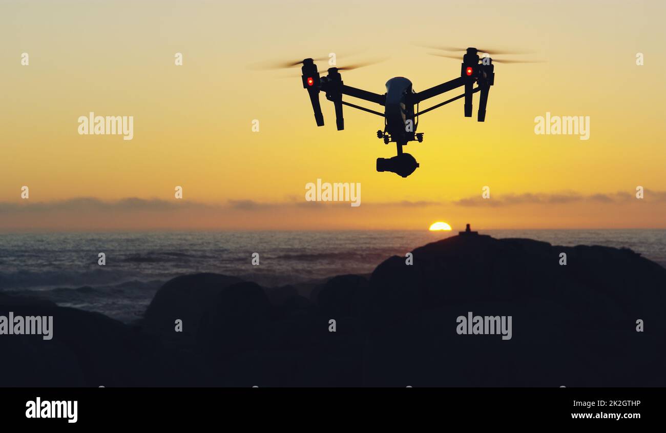 Envolez-vous pour le coucher du soleil. Photo d'un drone volant à l'extérieur. Banque D'Images