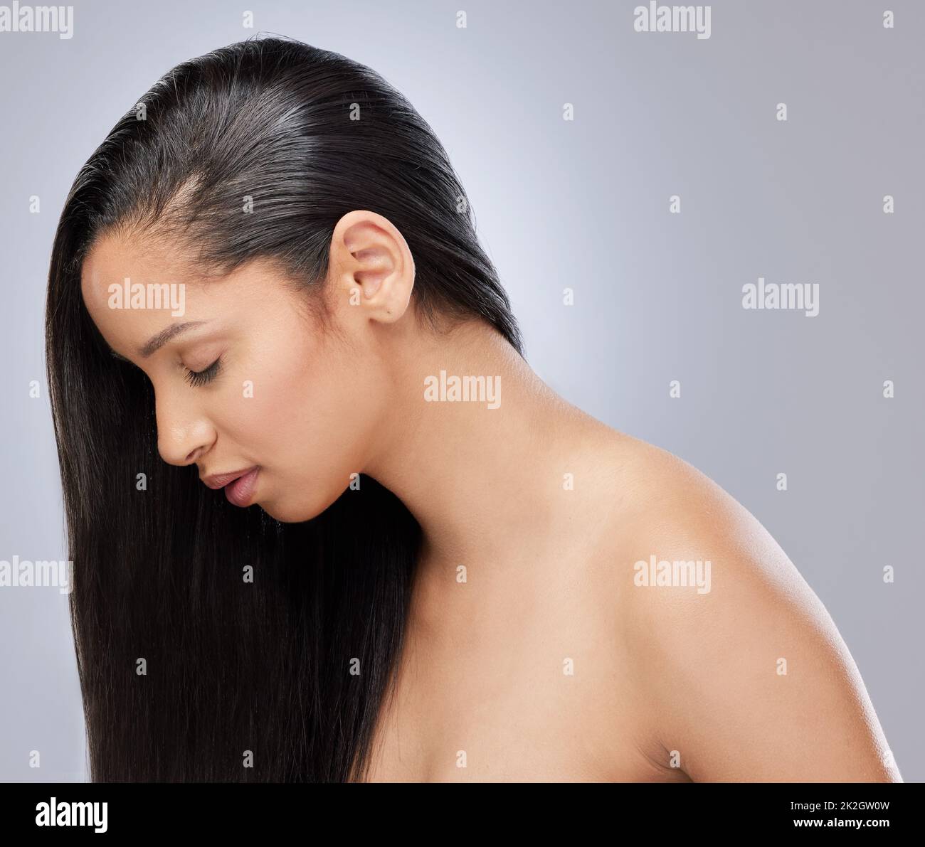 Il est temps de prendre soin de ses cheveux. Studio photo d'un beau jeune avec des cheveux bruns sains. Banque D'Images