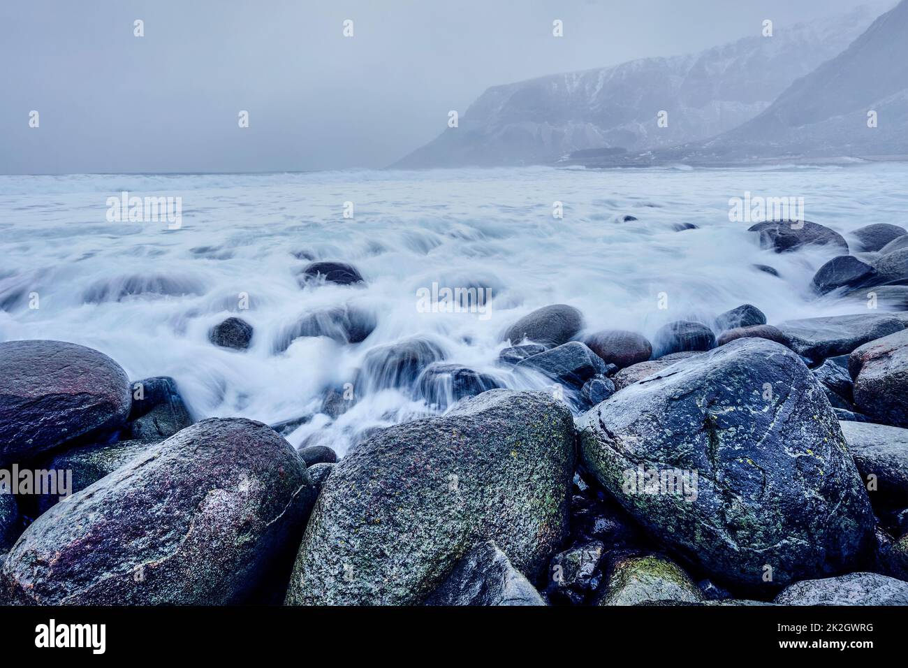 Des vagues de mer de Norvège poussée sur les rochers en pierre. L'exposition longue Banque D'Images