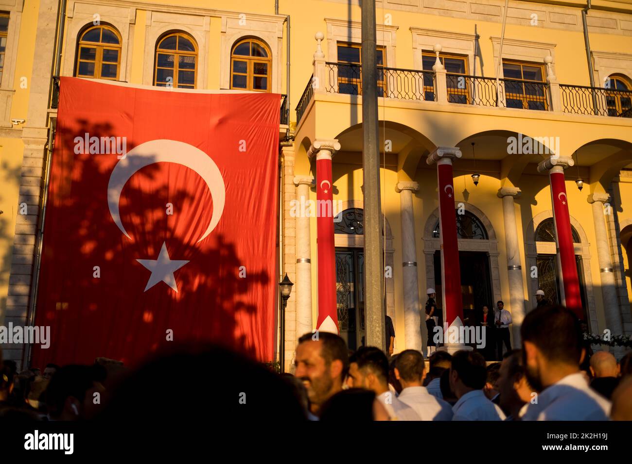 Izmir, Turquie - 15 juillet 2022 : Journée 15 juillet de la démocratie en Turquie Izmir. Izmir ville maison du gouvernement avec des gens bondés Banque D'Images