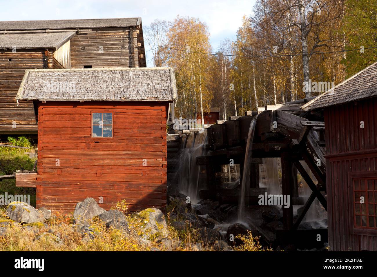 Une construction d'eau de bois de construction. Fuite d'eau, suinte à