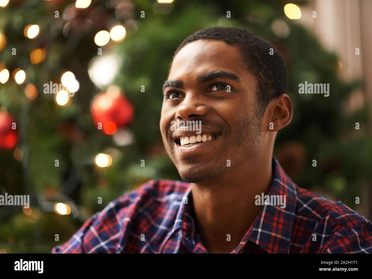 Noël est mon moment préféré de l'année. Un beau jeune homme qui entre dans l'esprit de Noël. Banque D'Images