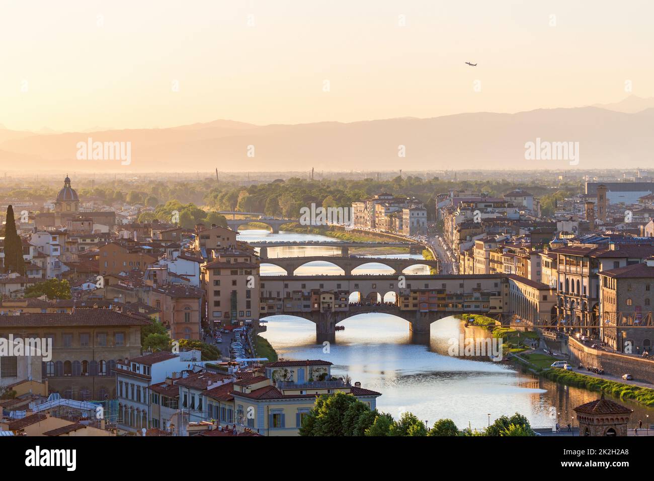 Vue sur Florence au coucher du soleil avec le pont Ponte Vecchio Banque D'Images