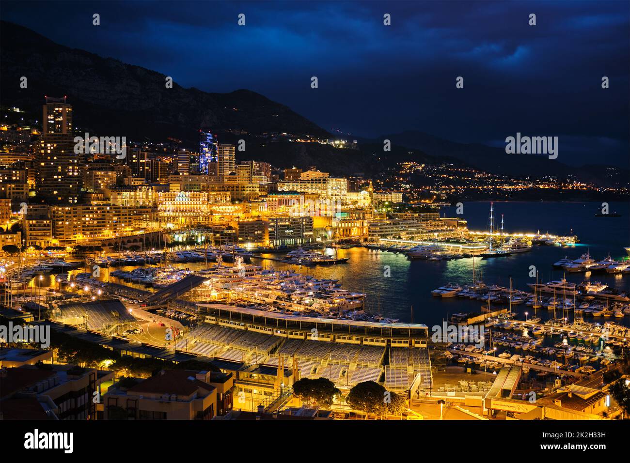 Vue de Monaco dans la nuit Banque D'Images