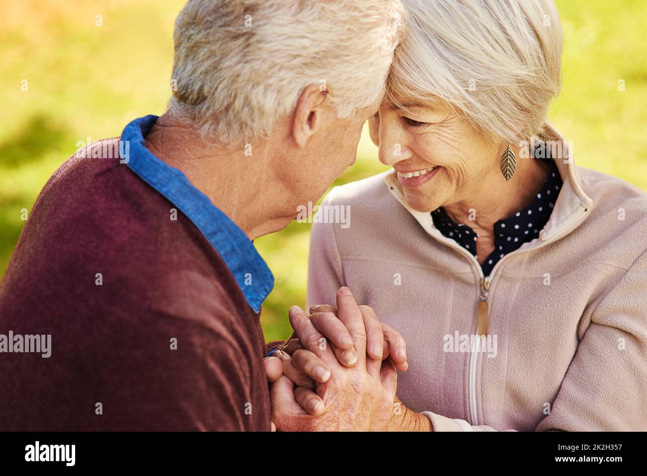 Quand vous m'aimez, je le sens. Photo d'un couple senior heureux dans le parc. Banque D'Images