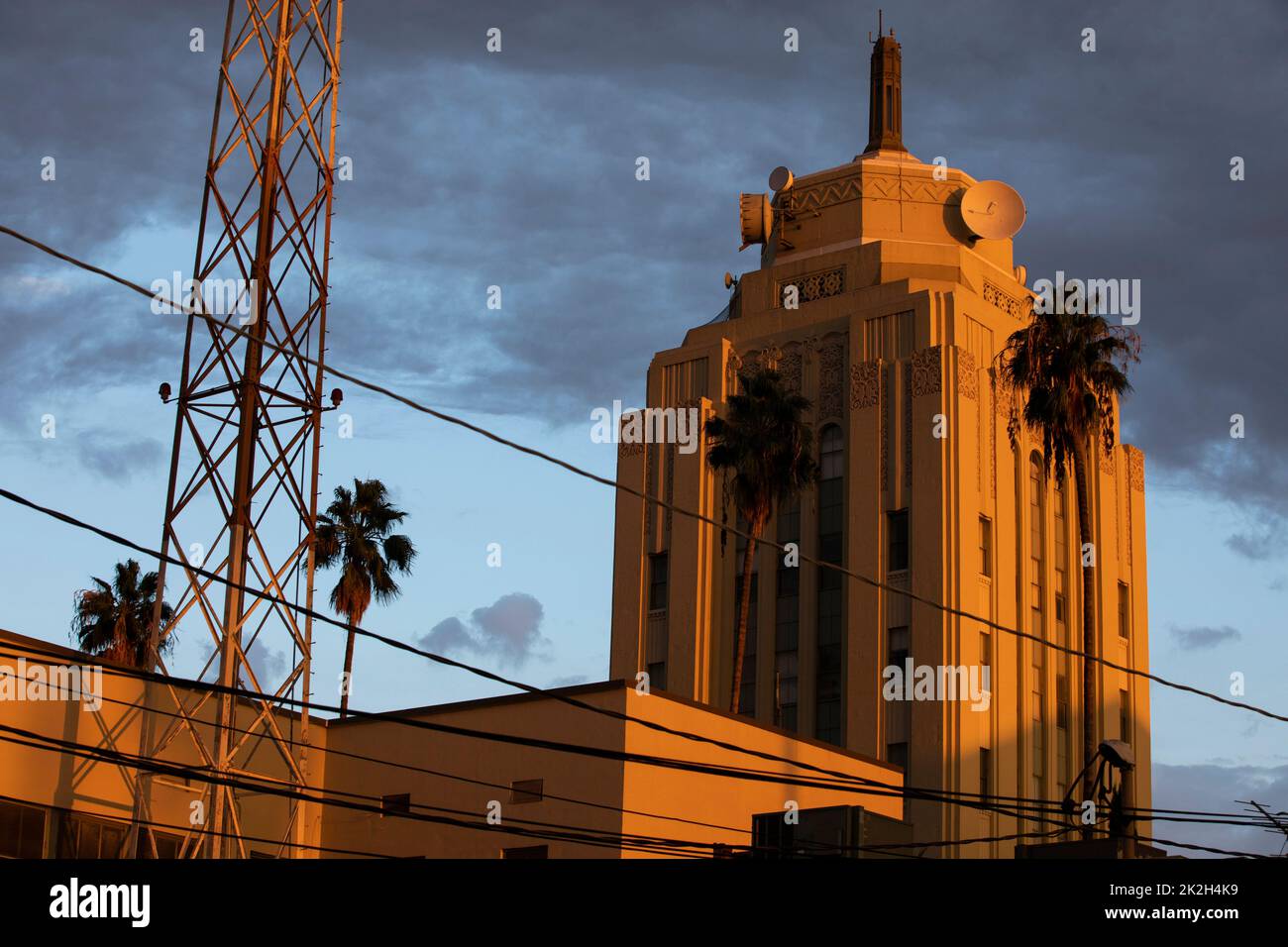 Le coucher du soleil illumine l'horizon historique art déco de Van Nuys, Californie, États-Unis. Banque D'Images