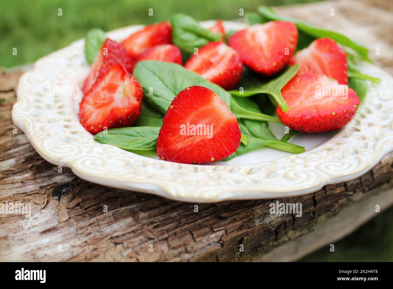 Salade d'épinards frais avec des fraises Banque D'Images