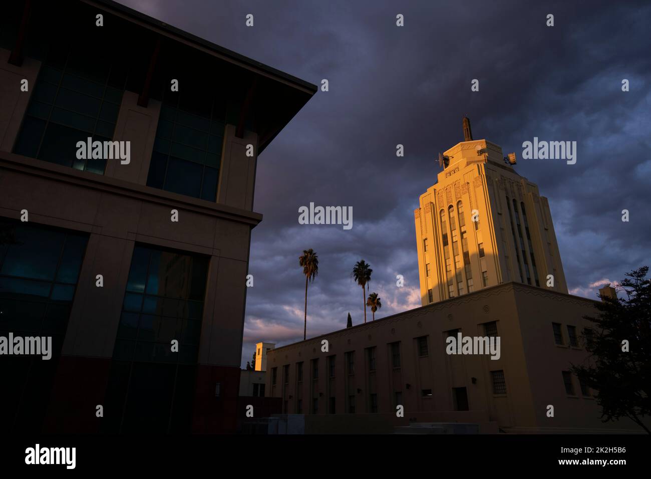 Le coucher du soleil illumine l'horizon historique art déco de Van Nuys, Californie, États-Unis. Banque D'Images