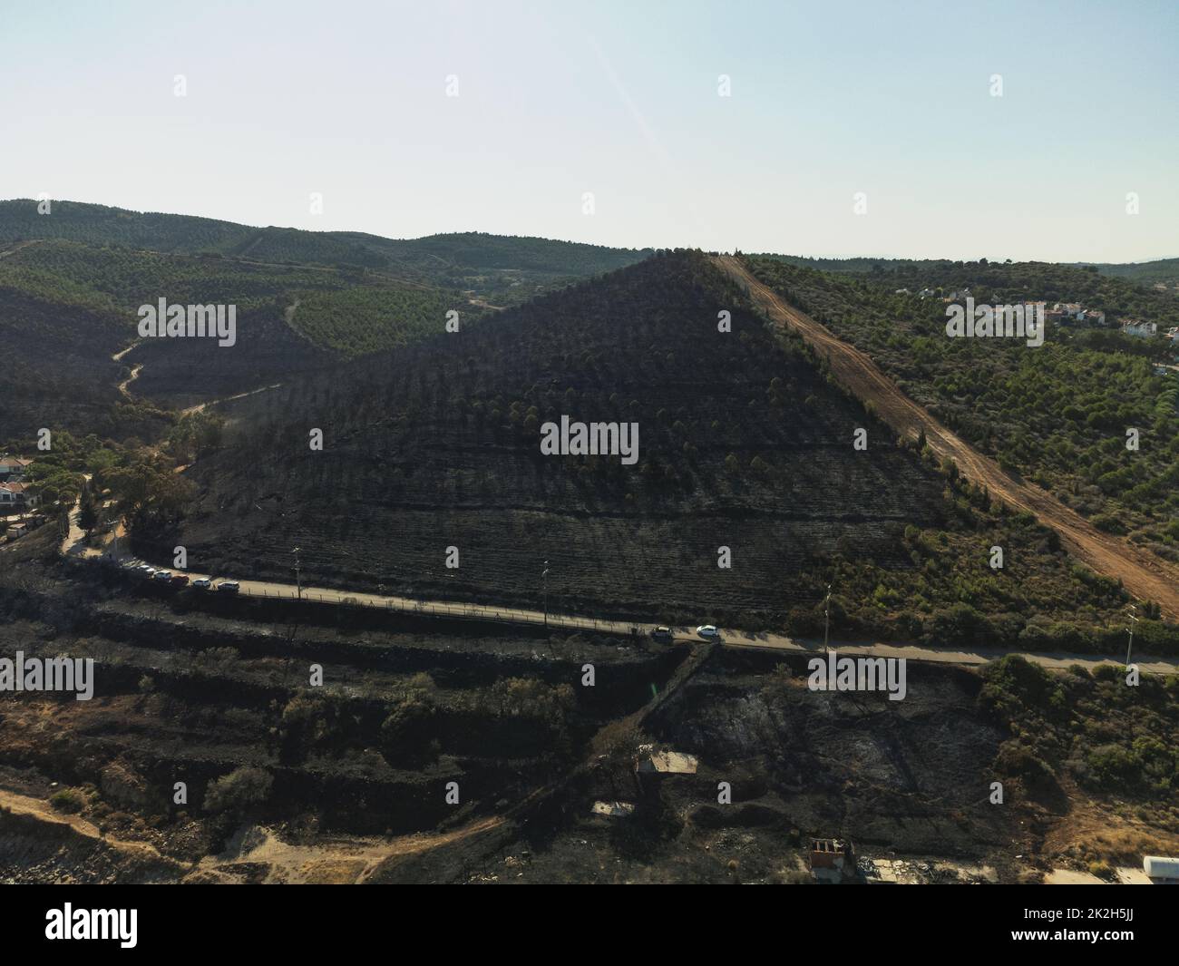 Izmir, Turquie - 23 juillet 2022: Vue aérienne du dessus après le feu de forêt sur le site de Derya Seferihisar Doganbey Turquie Banque D'Images