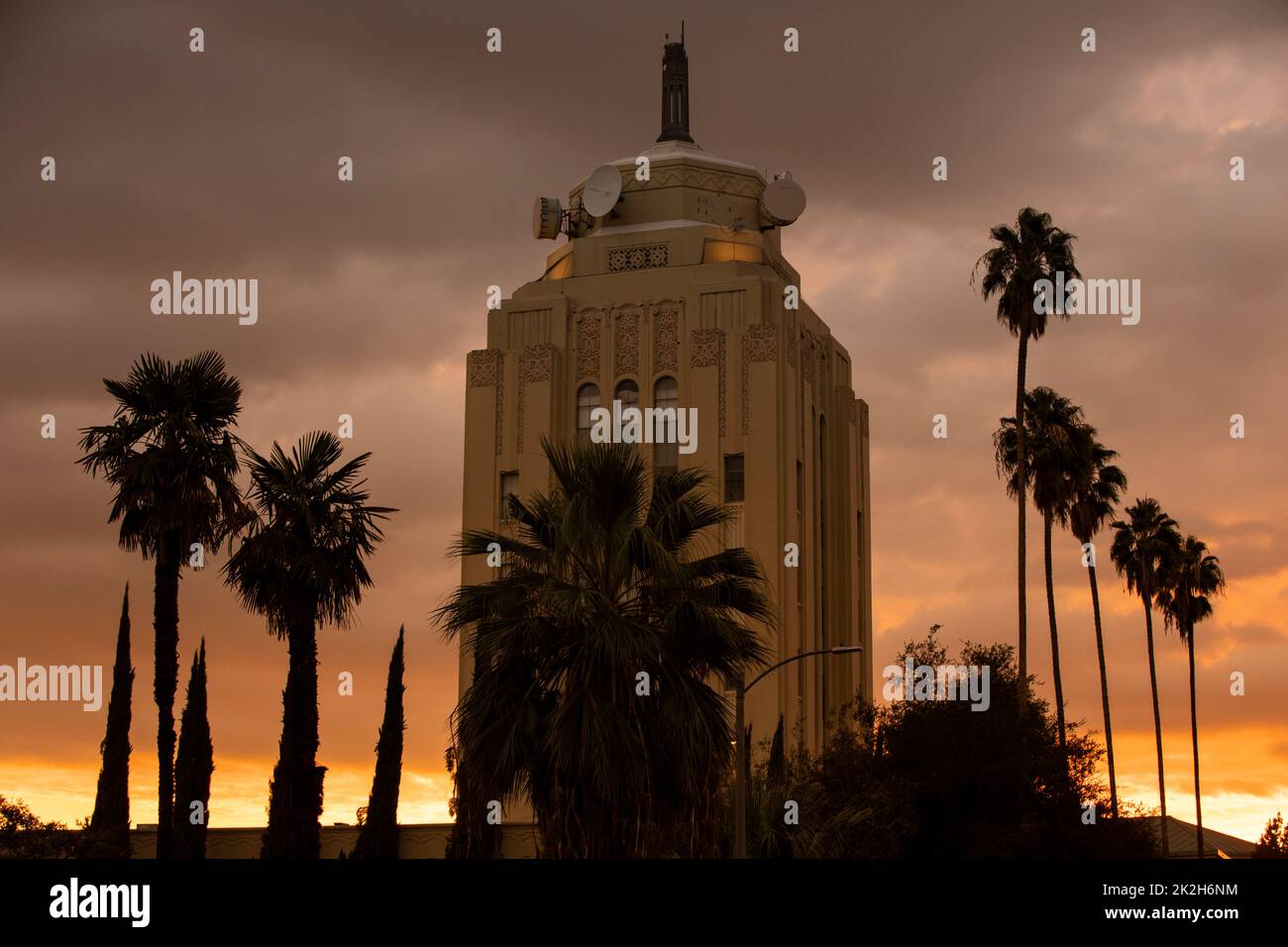 Le coucher du soleil illumine l'horizon historique art déco de Van Nuys, Californie, États-Unis. Banque D'Images