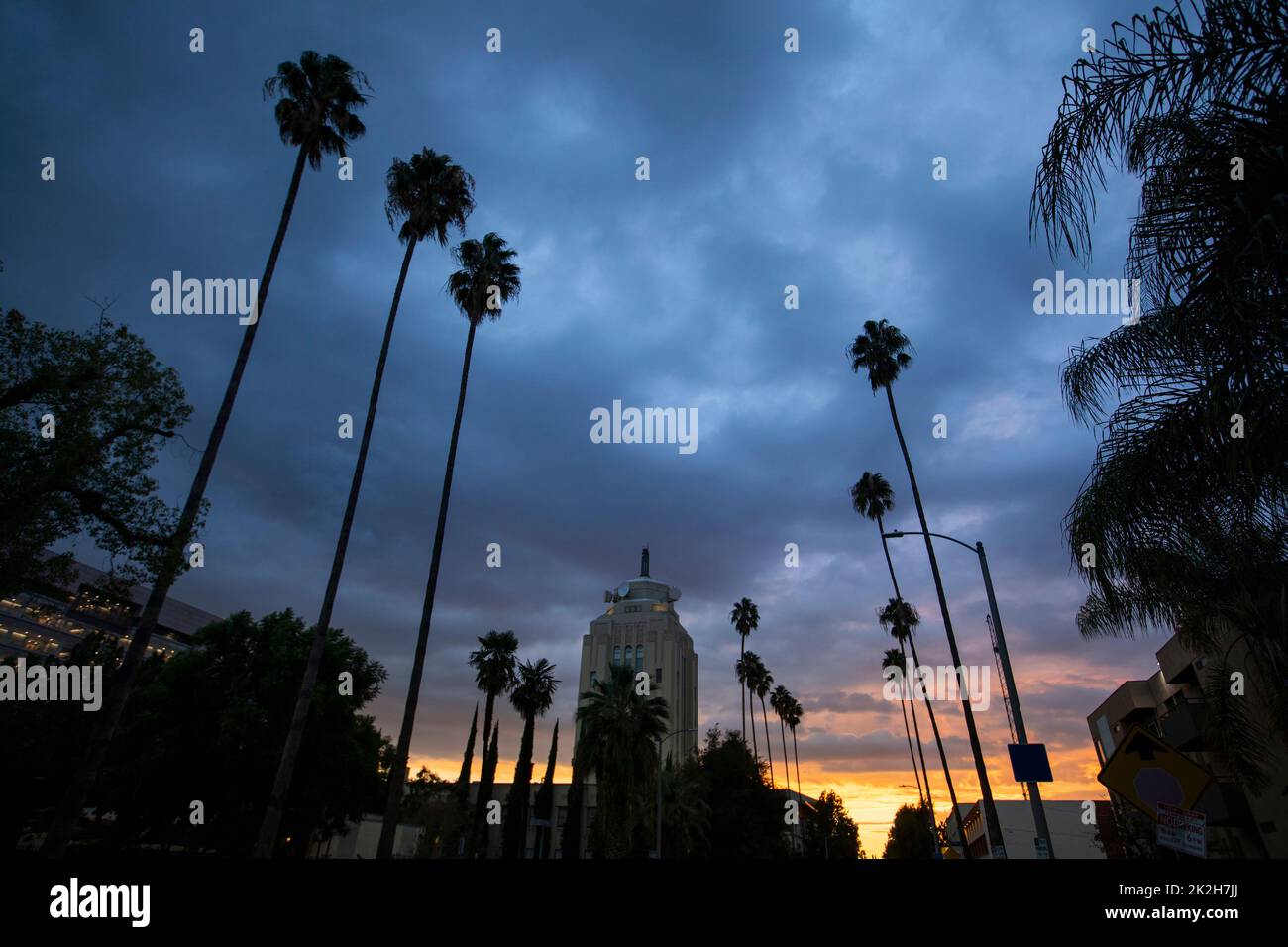 Le coucher du soleil illumine l'horizon historique art déco de Van Nuys, Californie, États-Unis. Banque D'Images