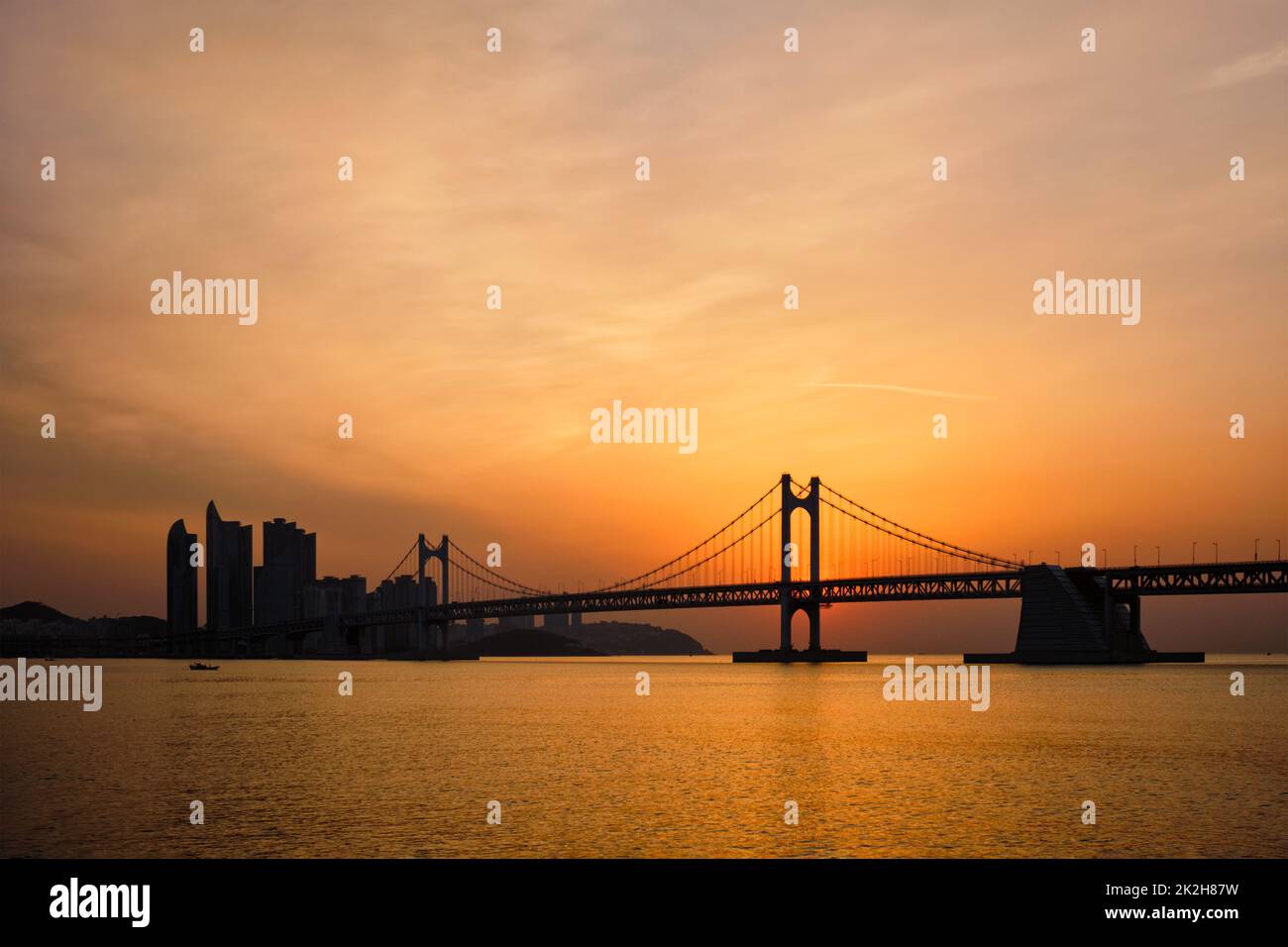Pont Gwangan sur le lever du soleil. Busan, Corée du Sud Banque D'Images