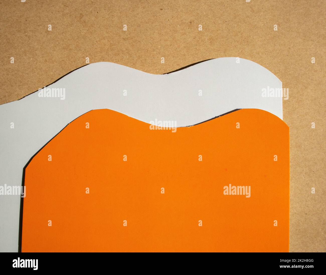 L'art conceptuel de l'artisanat du papier, la conception, les montagnes, les collines, les vagues. Découpe faite maison de papier de couleur, modèle, place pour le texte Banque D'Images