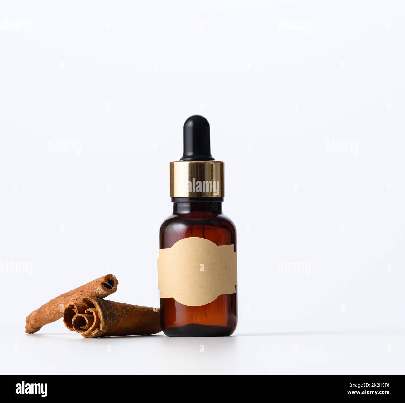 flacon en verre brun avec étiquette et pipette vides.Emballage cosmétique, publicité et promotion Banque D'Images