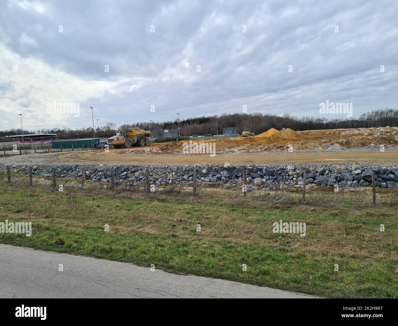 TOMBEREAU sur pneus POUR pelles HYDRAULIQUES CAT en construction Banque D'Images