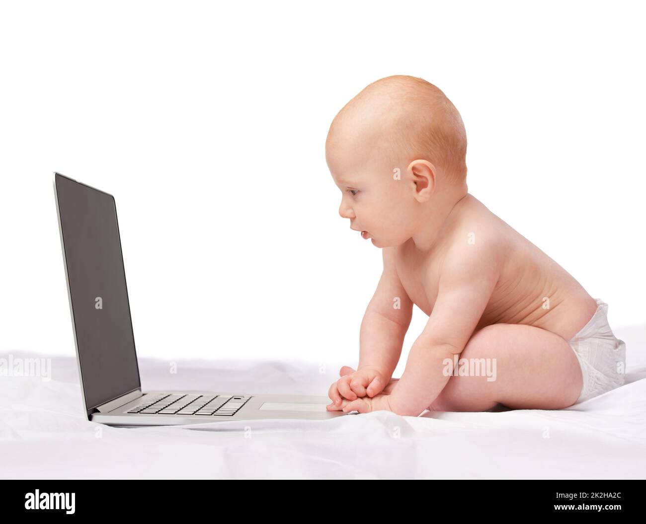 HES a déjà appris les moyens de la technologie. Photo studio d'un bébé garçon assis avec un ordinateur portable. Banque D'Images