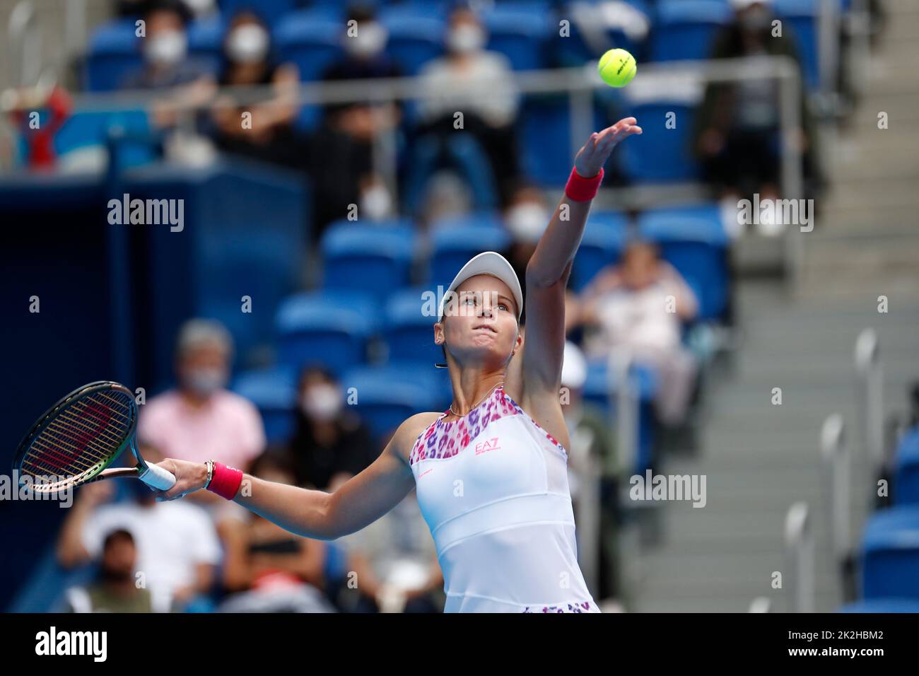 Tokyo, Japon. 23rd septembre 2022. Veronika KUDERMETOVA sert contre Beatriz HADDAD MAIA (BRA) lors de leur match de quarts de finale au TOURNOI DE TENNIS OUVERT TORAY PAN PACIFIC 2022 à l'Ariake Coliseum. Le tournoi a lieu de 17 septembre à 25. Banque D'Images