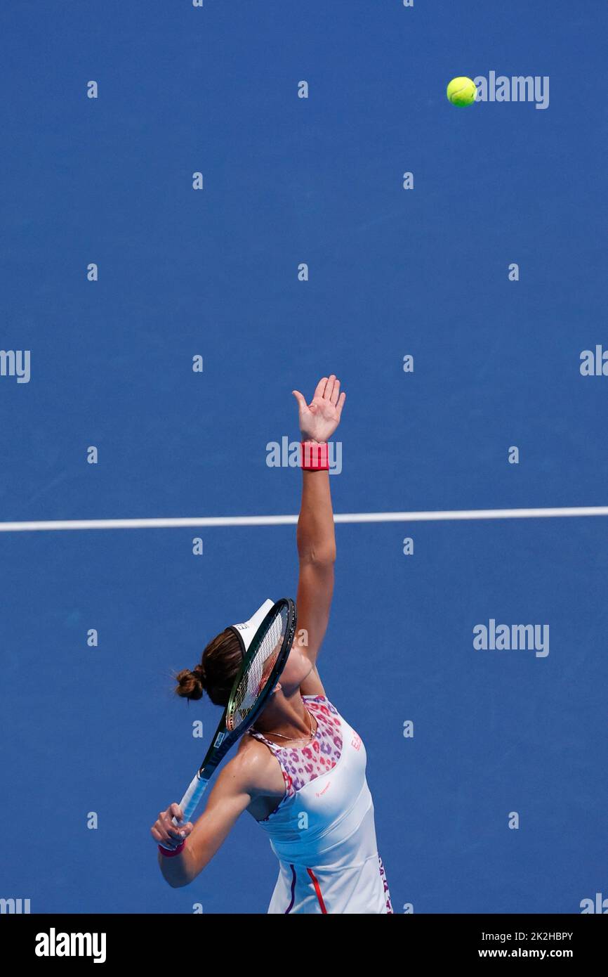 Tokyo, Japon. 23rd septembre 2022. Veronika KUDERMETOVA sert contre Beatriz HADDAD MAIA (BRA) lors de leur match de quarts de finale au TOURNOI DE TENNIS OUVERT TORAY PAN PACIFIC 2022 à l'Ariake Coliseum. Le tournoi a lieu de 17 septembre à 25. Banque D'Images