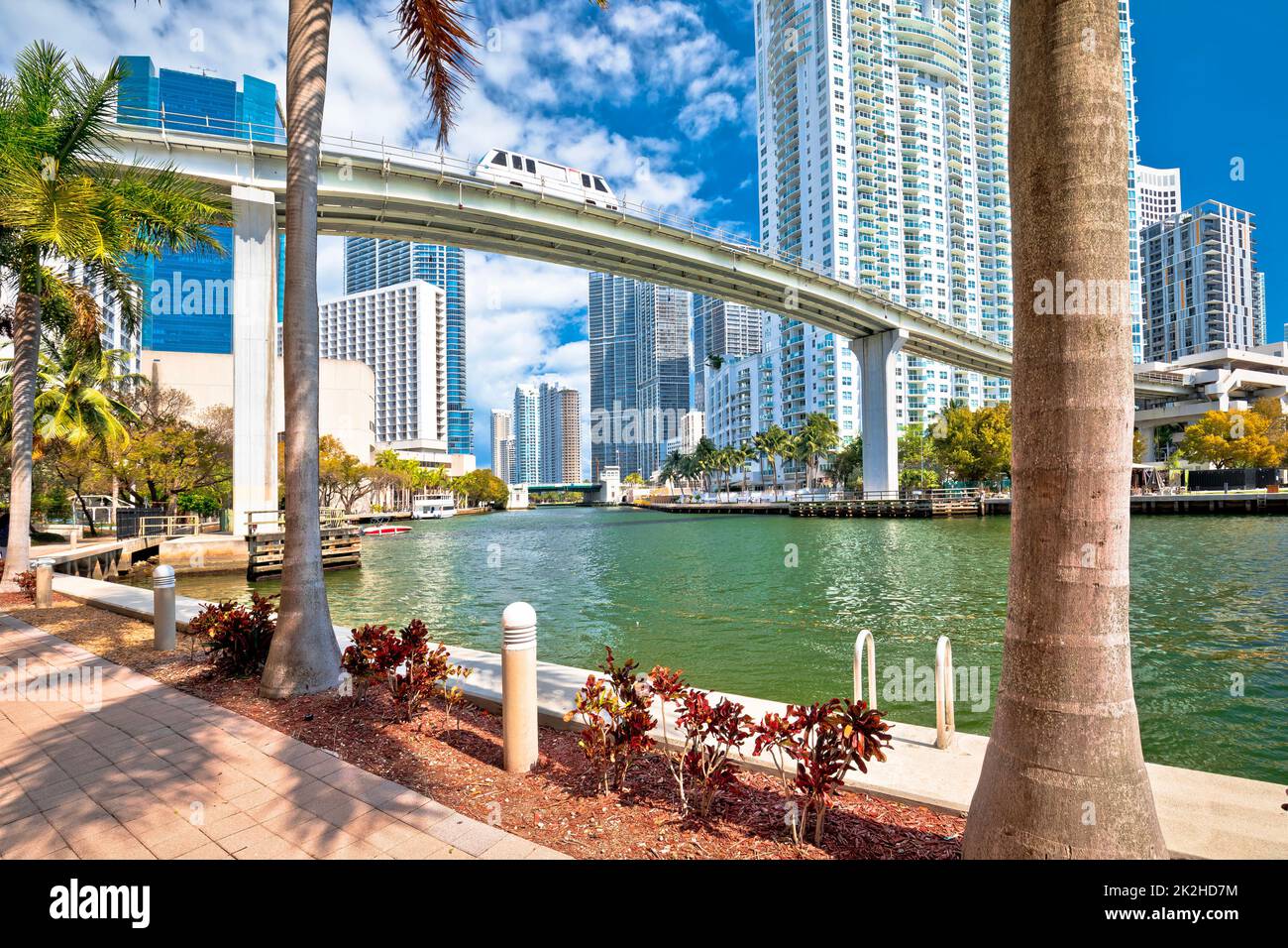 Vue sur le centre-ville de Miami et train futuriste au-dessus de la vue sur le fleuve Miami Banque D'Images