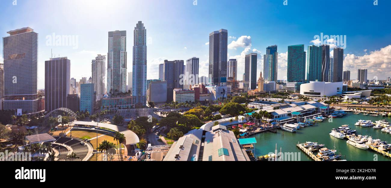 Vue panoramique sur les gratte-ciel du centre-ville de Miami Banque D'Images