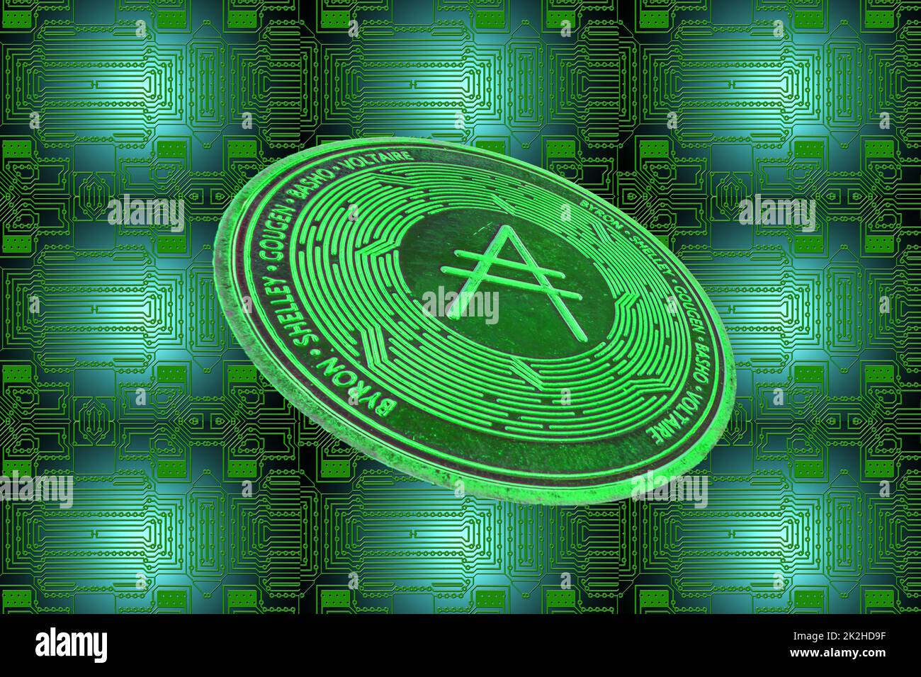 tableau vert et une pièce de monnaie ada verte de cardano crypto oblique Banque D'Images
