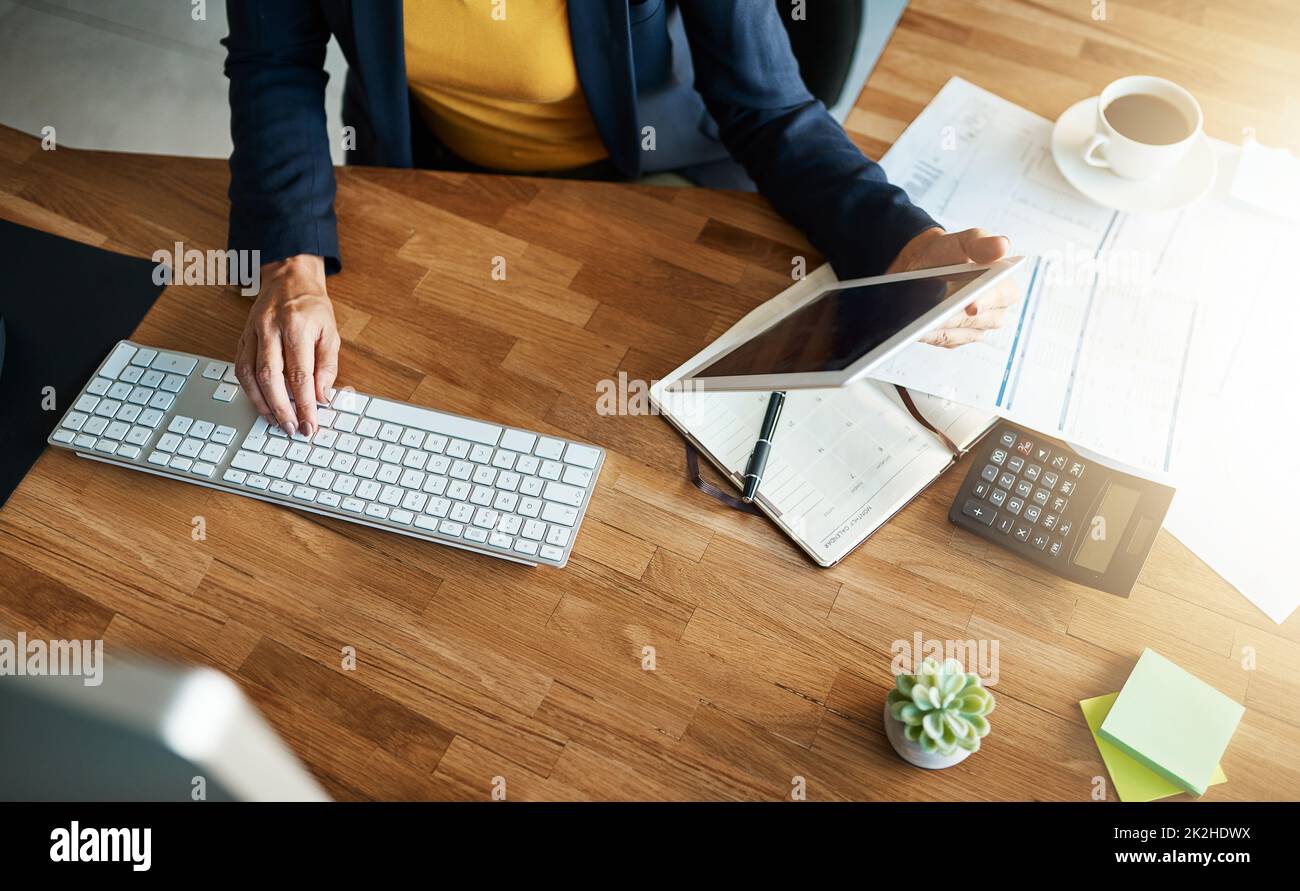 L'espace de travail d'un professionnel d'entreprise. Photo en grand angle d'une femme d'affaires non reconnaissable travaillant dans son bureau. Banque D'Images