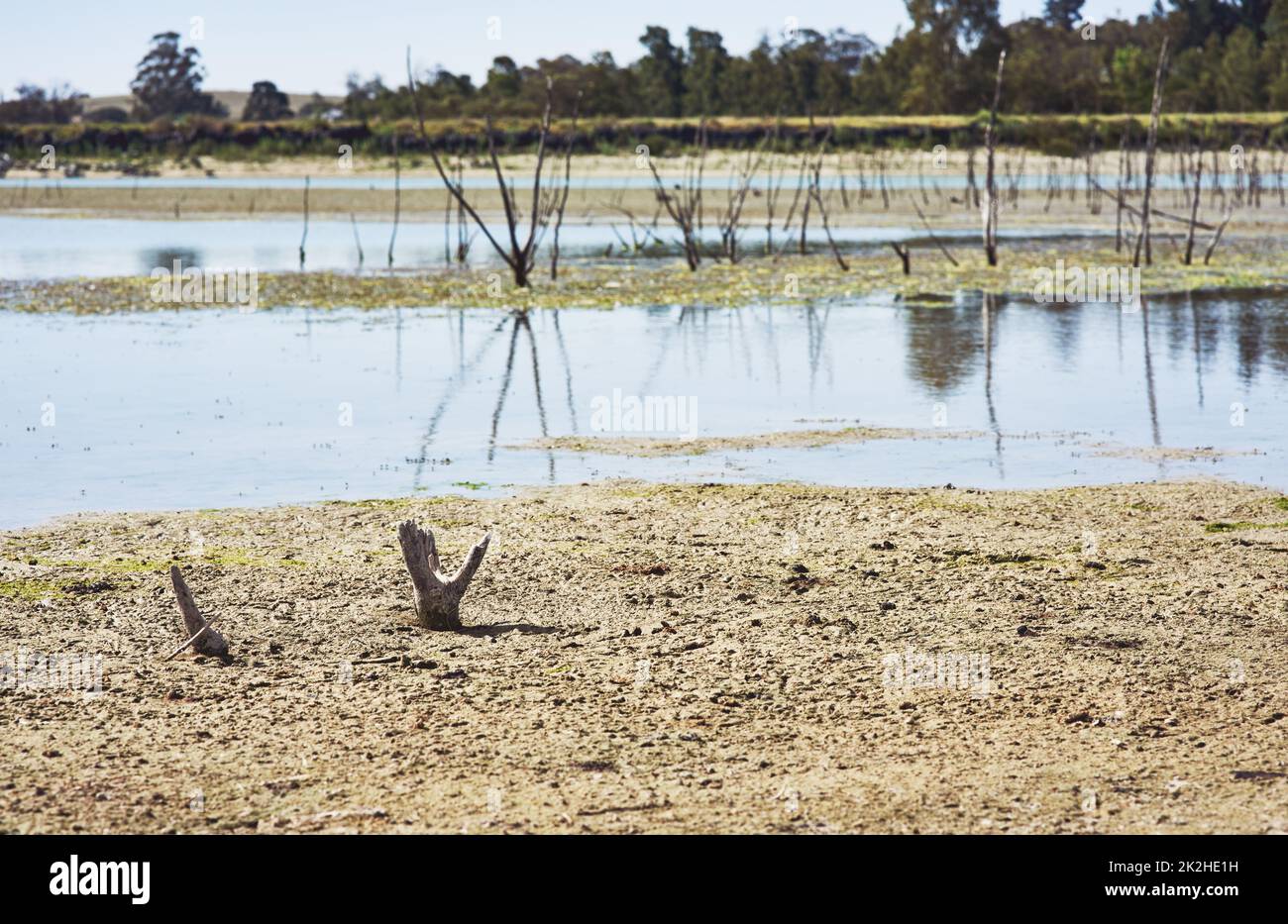 Bientôt il n'y aura plus d'eau. Photo d'un barrage séché pendant la journée montrant comment l'eau s'incoule dans la région. Banque D'Images