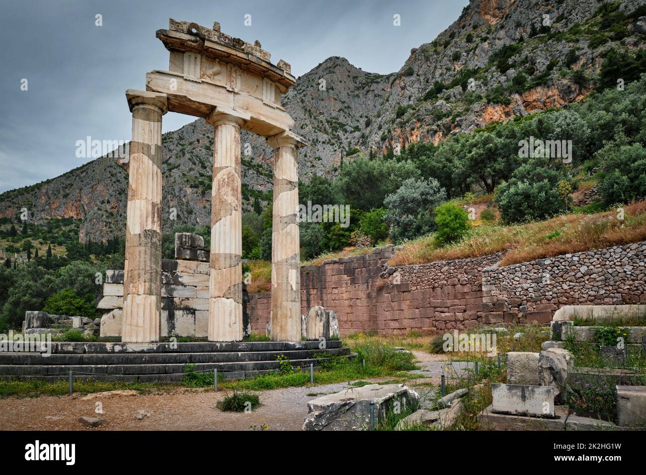 Les ruines du temple Athena Pronoia dans l'ancienne ville de Delphes, Grèce Banque D'Images
