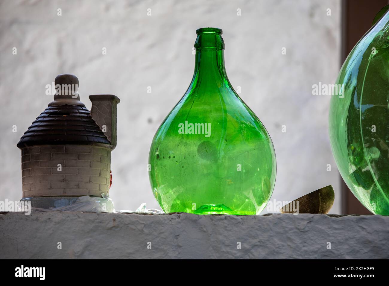 Demijohn bouteille de vin au café de village de Trulli Alberobello, Italie. Banque D'Images